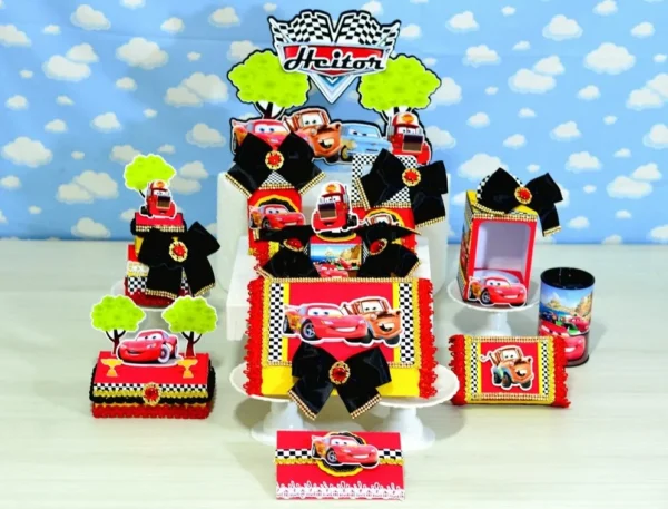 Imagem de Centro de Mesa Hot Wheels. Arquivo de Corte Studio e PDF essencial para decoração de festas de aniversário com este tema de corrida. Pode ser usado como topper de mesa.