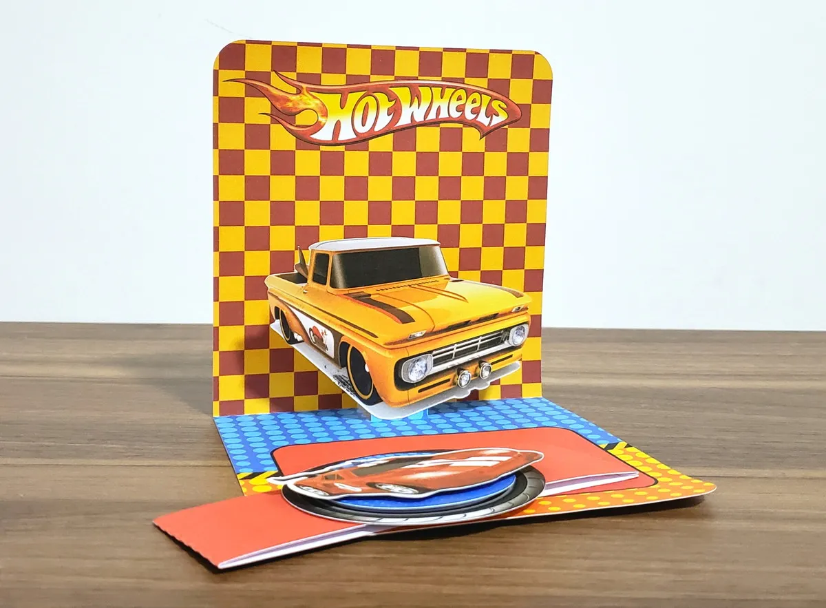 Imagem de Convite Pop Up Hot Wheels. Arquivo de Corte Studio essencial para festas de aniversário com este tema de carros. O convite faz parte da decoração inicial.