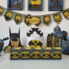 Decoração Aniversário Batman Destaque. Arquivo de Corte Studio e PDF para festas de aniversário. Inclui moldes para topo de bolo e topper.