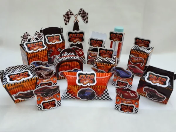 Kit Decoração Festa Infantil Hot Wheels em Arquivo de Corte Studio. Essencial para festas de aniversário com este tema de carros. Inclui moldes de topo de bolo e topper.