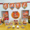 Painel Gigante Hot Wheels em Arquivo de Corte Studio e PDF. Ideal para decoração de festas de aniversário com grande impacto visual e tema de corrida.