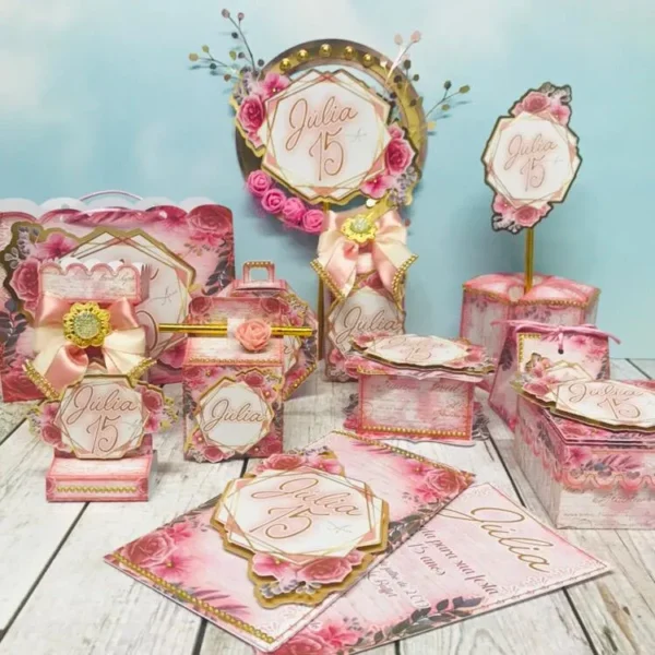 Kit de topper e decoração 15 Anos Flores Rosa (Studio/PDF). Arquivo de Corte para festas de aniversário com temas elegantes. Inclui moldes de topo de bolo.