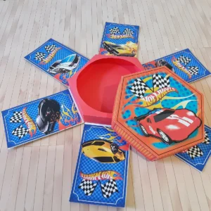 Caixa Explosão Hot Wheels em Arquivo de Corte digital. Ideal para criar topo de bolo e topper internos. Perfeita para decoração de festas de aniversário com temas de corrida.
