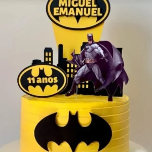 Topper de Bolo Batman em Arquivo de Corte Studio. Essencial para decoração de festas e aniversário com este tema. Use como topo de bolo.