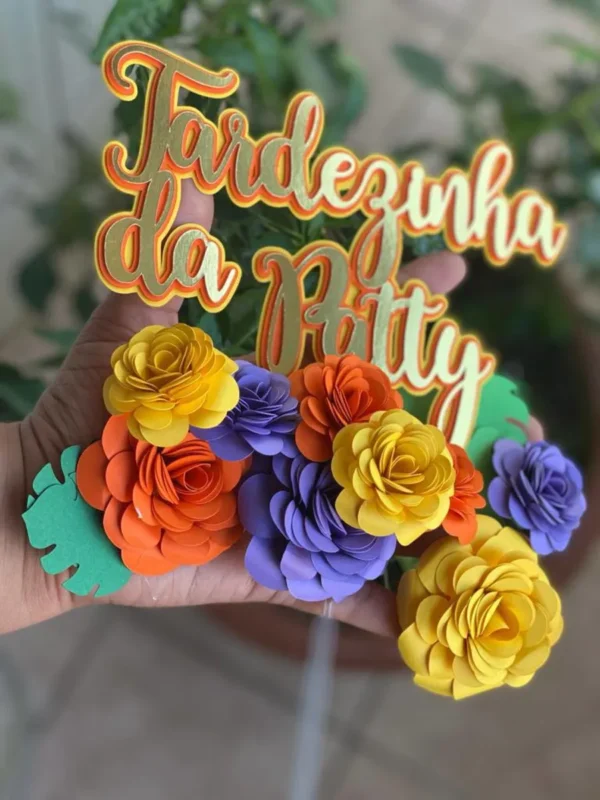 Imagem de Topper de Bolo Floral pronto para imprimir. Arquivo de Corte Silhouette Studio ideal para decoração e topo de bolo de festas de aniversário com temas delicados.