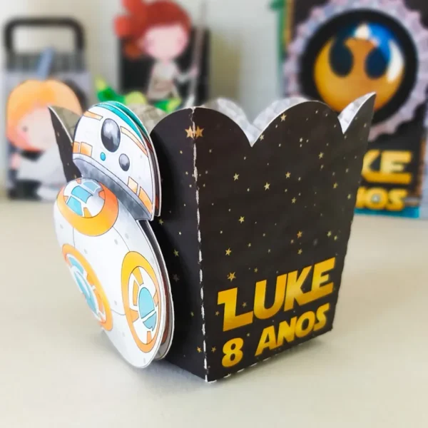 Arquivo de corte para caixa e decoração de aniversário tema Star Wars nos formatos Studio e PDF, ideal para lembrancinhas de festas geeks.
