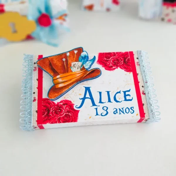 Moldes digitais de decoração para aniversário tema Alice no País das Maravilhas nos formatos Studio e PDF para impressão de alta resolução e personalizados de festas.