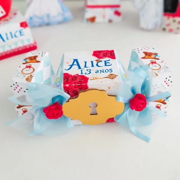 Molde de topo de bolo temático aniversário da Alice no País das Maravilhas nos formatos Studio e PDF para decoração de festas e impressão em alta resolução.