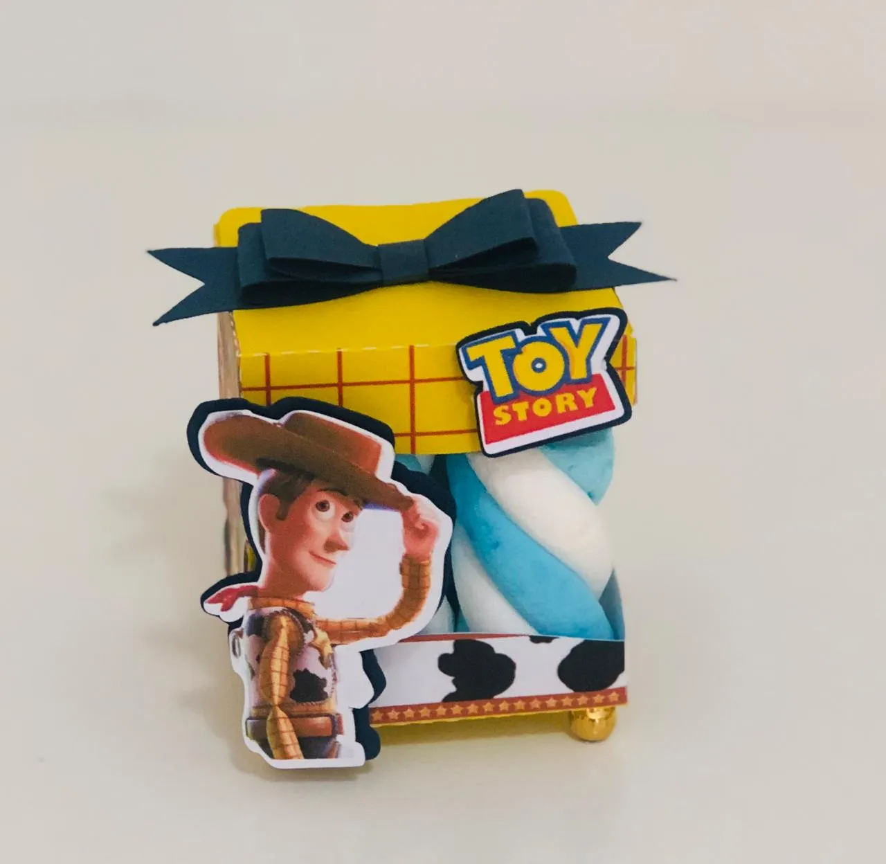 Conjunto de arquivos digitais tema Toy Story para arranjos de mesa para imprimir e recortar nos formatos Studio e PDF.