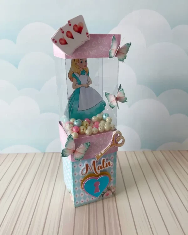 Moldes digitais de decoração tema Alice no País das Maravilhas nos formatos Studio, PNG e PDF para impressão de alta resolução e personalizados de festas.