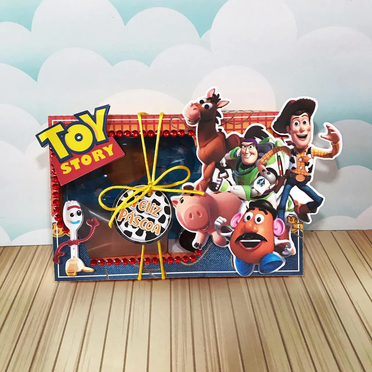 Arquivo digital tema Toy Story para kit mini confeiteiro de Páscoa nos formatos Studio, PNG e PDF para imprimir e recortar.