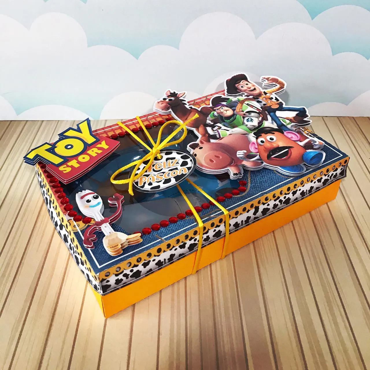 Conjunto de arquivos digitais tema Toy Story para kit confeiteiro de Páscoa para imprimir e recortar nos formatos Studio, PNG e PDF.