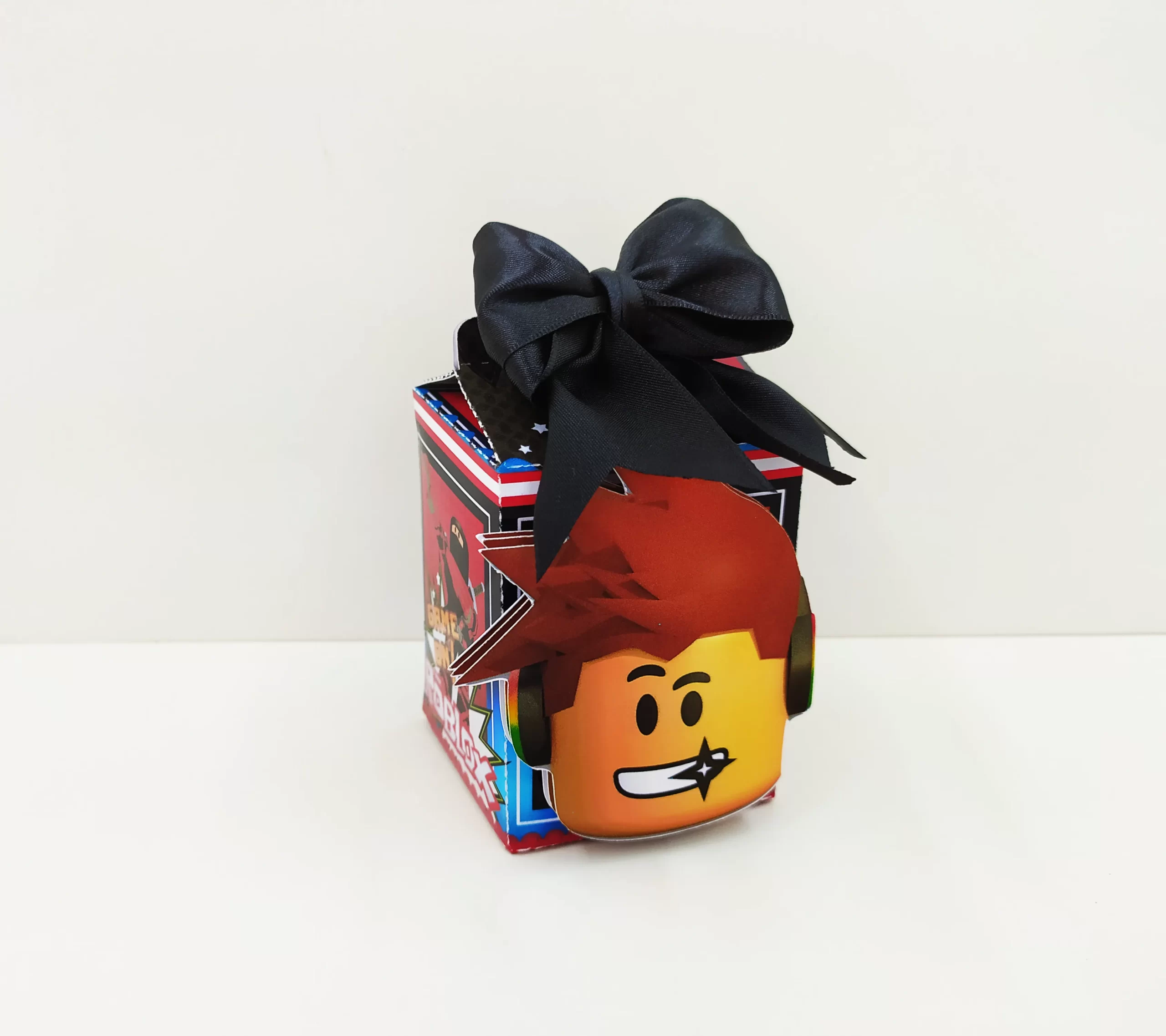 Arquivo de Roblox para recortar nos formatos PDF, PNG e Studio ideal para decoração de mesas e festas de aniversário gamer.