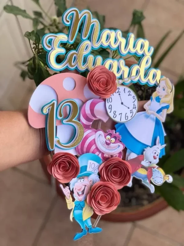 Arquivo de corte digital para topper de bolo tema Alice no País das Maravilhas no formato Studio para máquinas Silhouette, com detalhes em camadas e alta resolução.