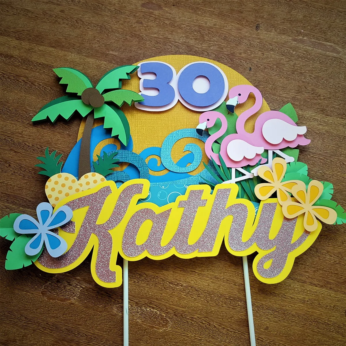 Arquivo digital de topo de bolo tema Flamingo no formato Studio para máquinas de corte Silhouette, ideal para decoração de festas tropicais.