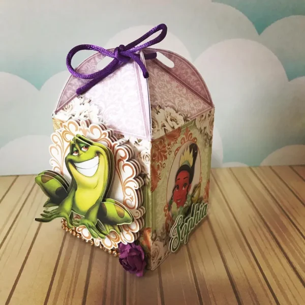Topo de bolo para aniversário tema A Princesa e o Sapo em arquivo digital Studio, PNG e PDF.