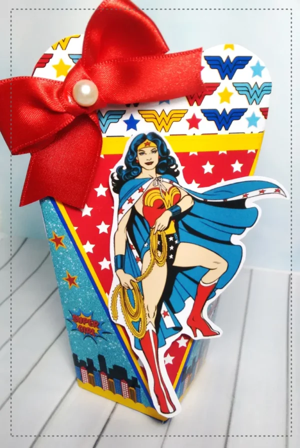 Elementos de corte para aniversário simples da Mulher Maravilha em Studio.