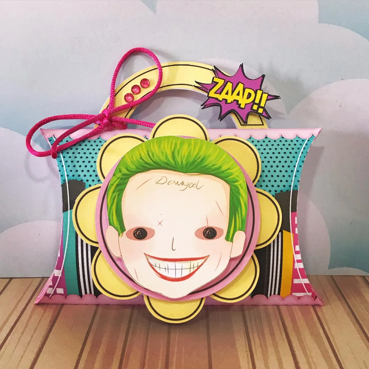 Design de corte para festa de aniversário no tema Coringa e Arlequina em Studio, PNG e PDF.