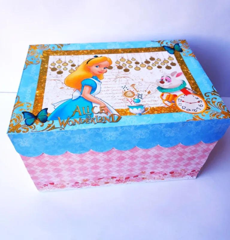 Arquivo de corte digital para festa na caixa no tema Alice no País das Maravilhas nos formatos Studio e PDF para máquinas Silhouette ou tesoura, ideal para kits de aniversário e presentes personalizados.
