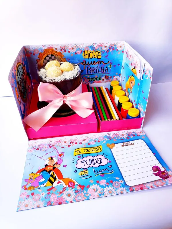 Arquivo de corte digital para festa na caixa no tema Alice no País das Maravilhas nos formatos Studio e PDF para máquinas Silhouette ou tesoura, ideal para kits de aniversário e presentes personalizados.