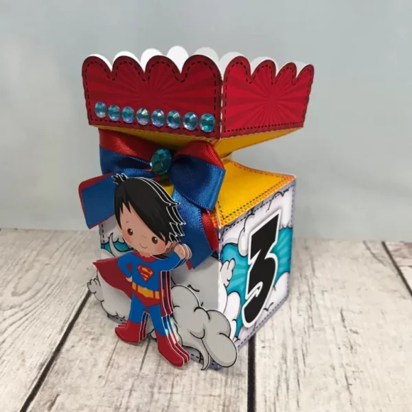 Topper de bolo tema Super Homem em arquivo digital pronto para imprimir e cortar.