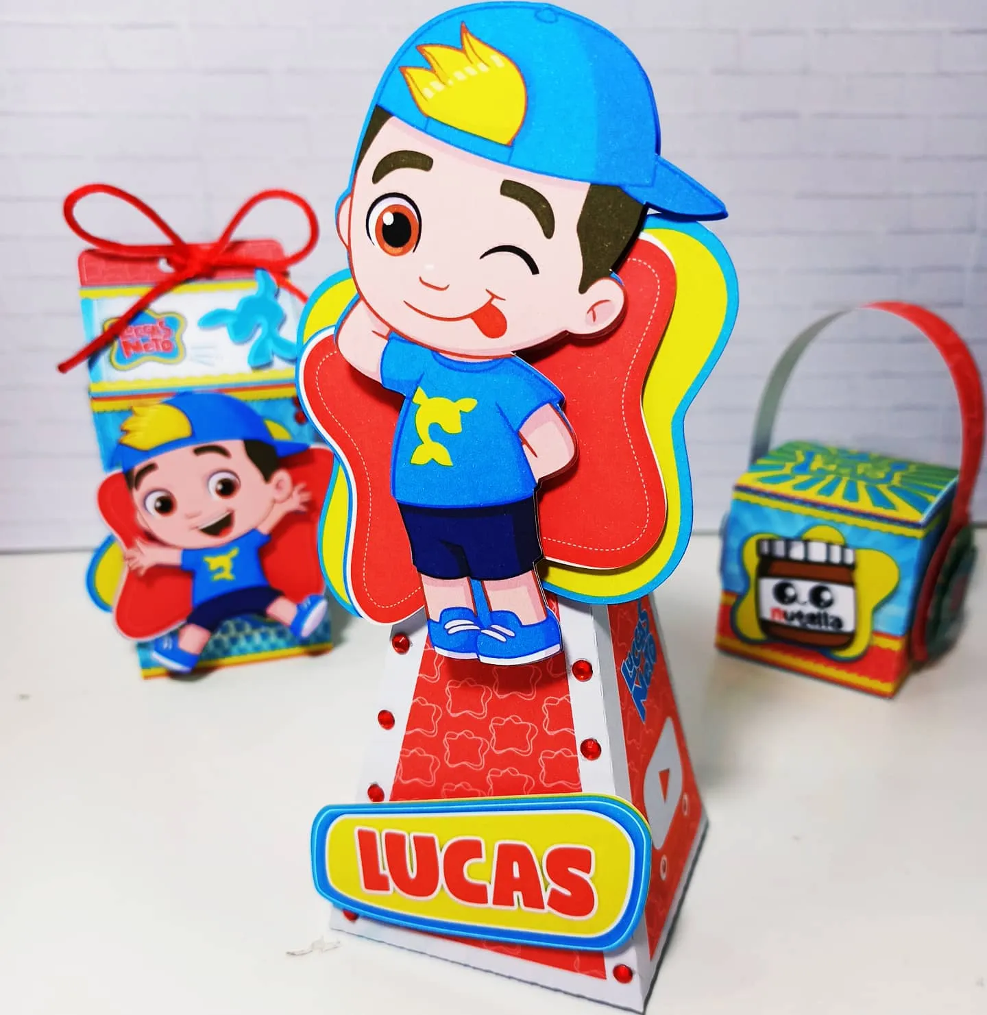 Design de corte para artigos de festa de aniversário no tema Luccas Neto em Studio e PDF.