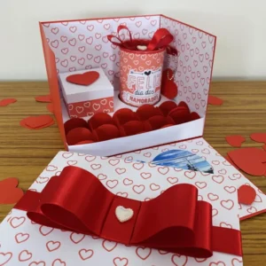 Arquivo de corte digital para caixa surpresa de Dia dos Namorados no formato Studio para máquinas Silhouette, com design romântico e divisórias em alta resolução.