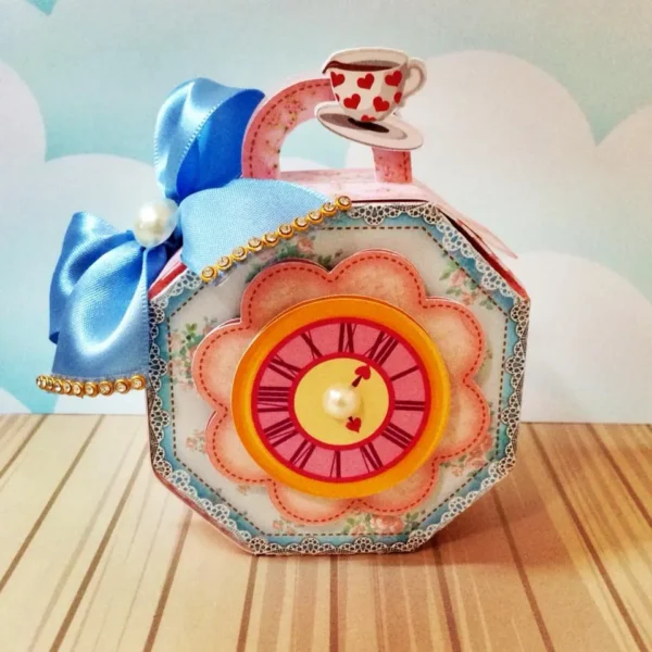 Molde de centro de mesa temático Alice no País das Maravilhas luxo nos formatos Studio e PDF para decoração de festas e impressão em alta resolução.