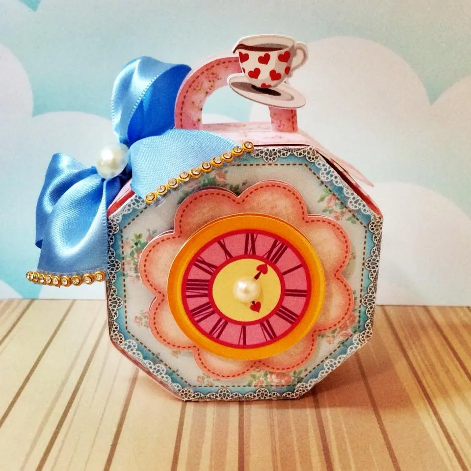 Molde de centro de mesa temático Alice no País das Maravilhas luxo nos formatos Studio e PDF para decoração de festas e impressão em alta resolução.