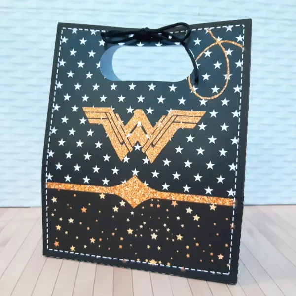 Arquivo de corte para centro de mesa de aniversário tema Mulher Maravilha no Studio e PDF.