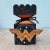 Personalizados de aniversário tema Mulher Maravilha para centro de mesa em arquivo digital.