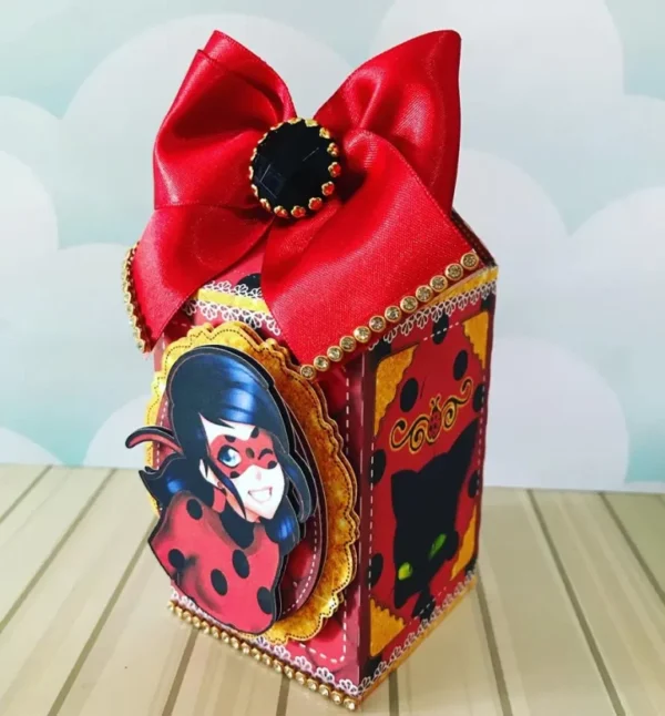 Topper de bolo Ladybug luxo em arquivo digital pronto para corte e impressão de alta qualidade.