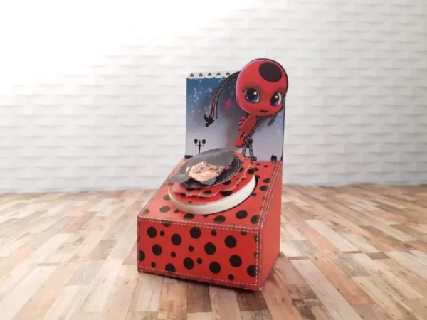 Topper de bolo Ladybug e itens de decoração simples em arquivo de corte Studio e PDF.