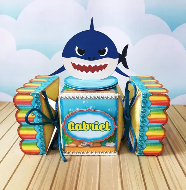 Topper de bolo e elementos de decoração tema Baby Shark em arquivo digital pronto para imprimir e cortar.