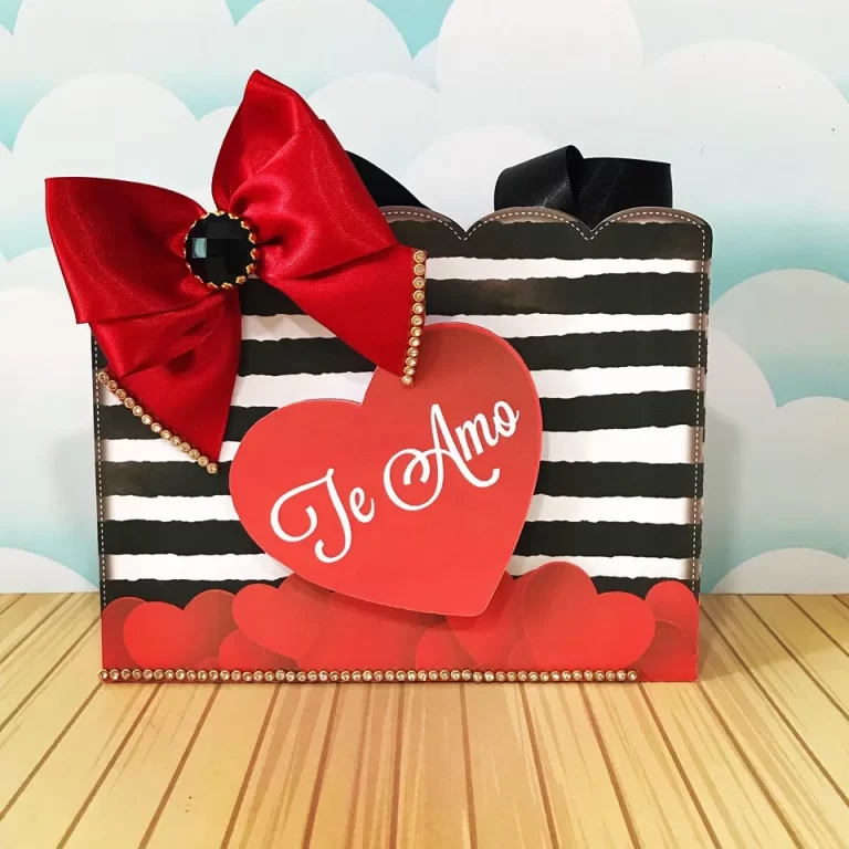 Moldes digitais de enfeites para o Dia dos Namorados nos formatos Studio e PDF para impressão de alta resolução e personalizados de festas apaixonantes.