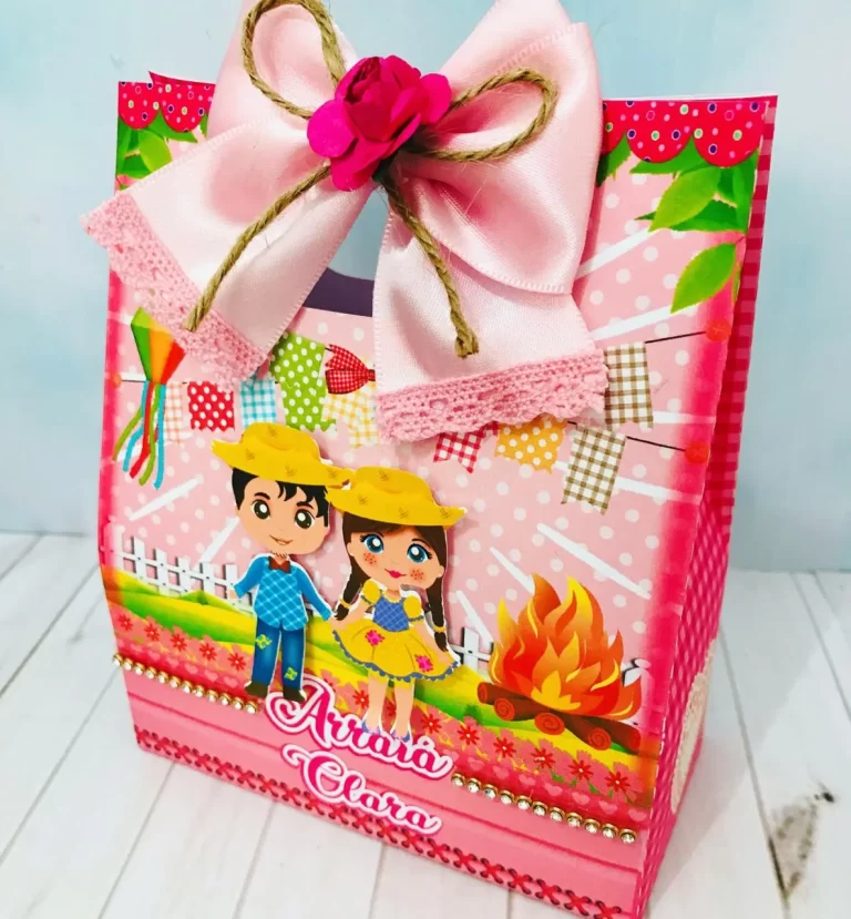 Moldes digitais de decoração para aniversário infantil junino rosa nos formatos Studio e PDF para impressão de alta resolução e personalizados de festas delicadas.