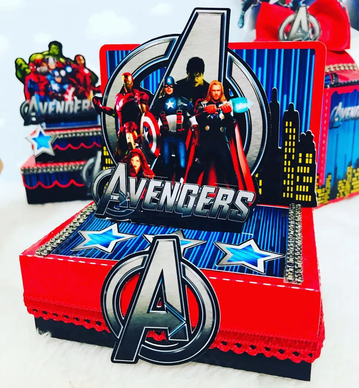 Design de corte para festa de aniversário no tema Os Vingadores em Studio e PDF.