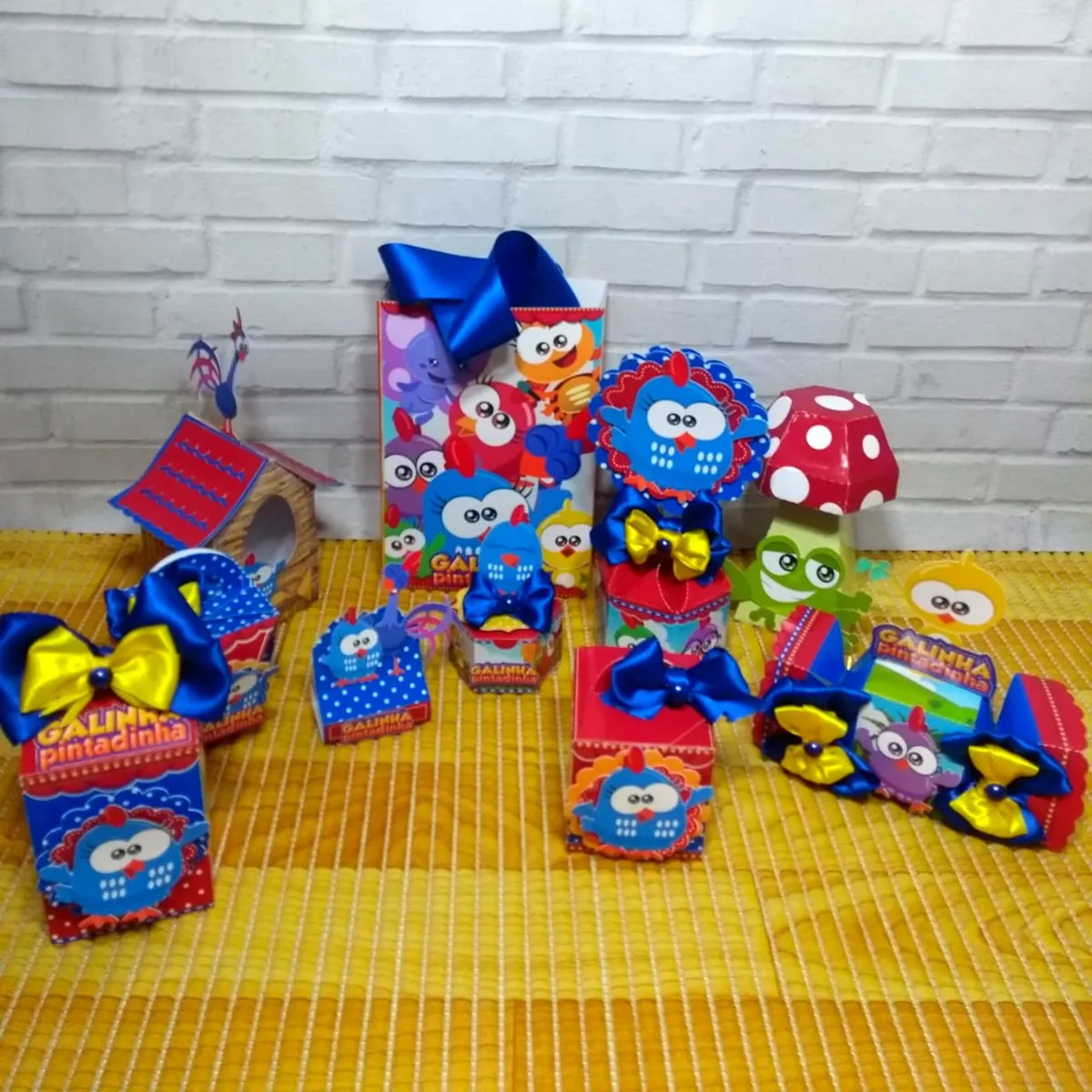 Kit digital de personalizados para aniversário tema Galinha Pintadinha no formato Silhouette Studio.