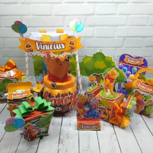 Kit digital de personalizados para aniversário tema Ursinho Pooh nos formatos Silhouette Studio e PDF.