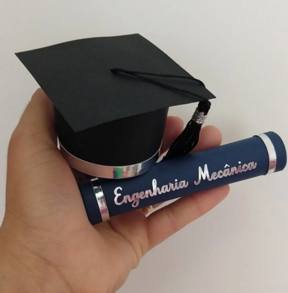 Arquivo digital de capelo e canudo de formatura em formato Silhouette Studio para papelaria personalizada.