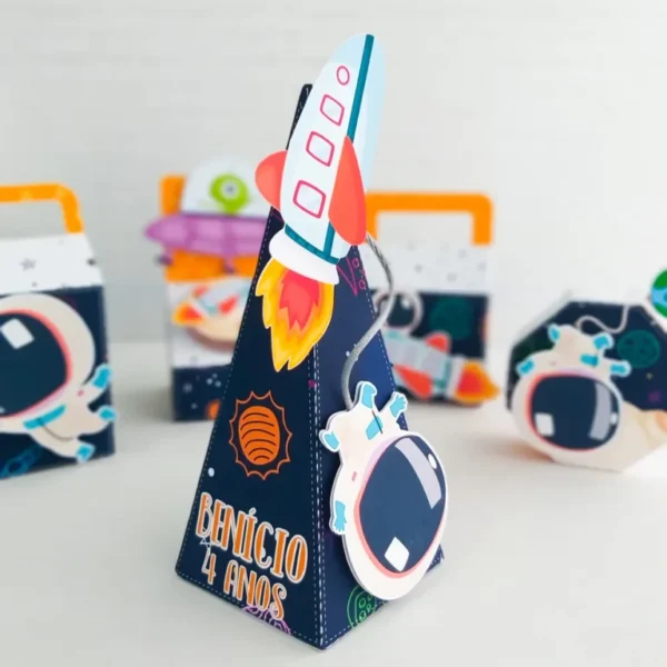 Topo de bolo para imprimir do tema Astronauta em arquivos digitais Studio e PDF para festa de menino ou menina.