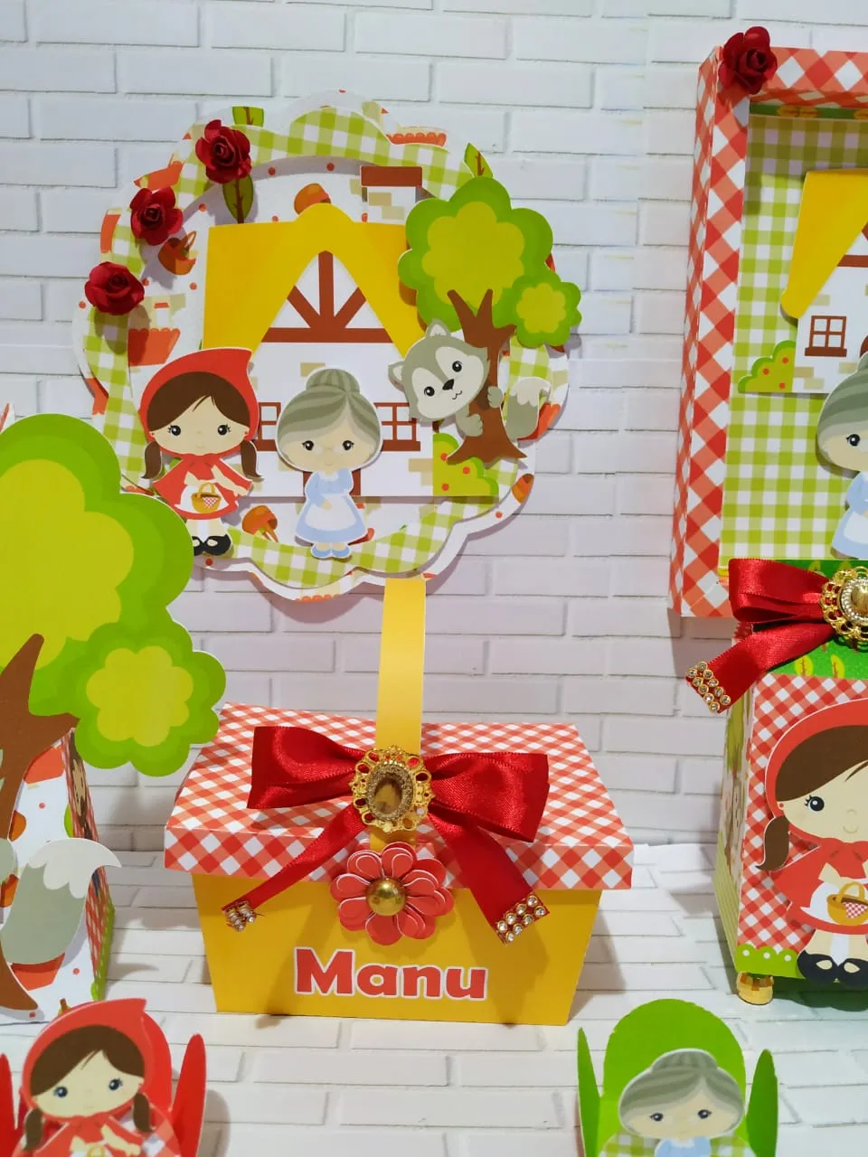 Topo de bolo em camadas com a personagem Chapeuzinho Vermelho e elementos da floresta em Studio e PDF.