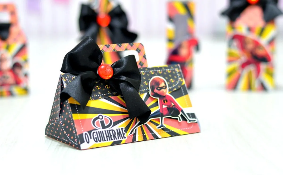 Topper de bolo e elementos decorativos tema Os Incríveis prontos para recortar no Studio.