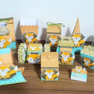 Topo de bolo em camadas com raposinha e árvores do bosque no formato Silhouette Studio.