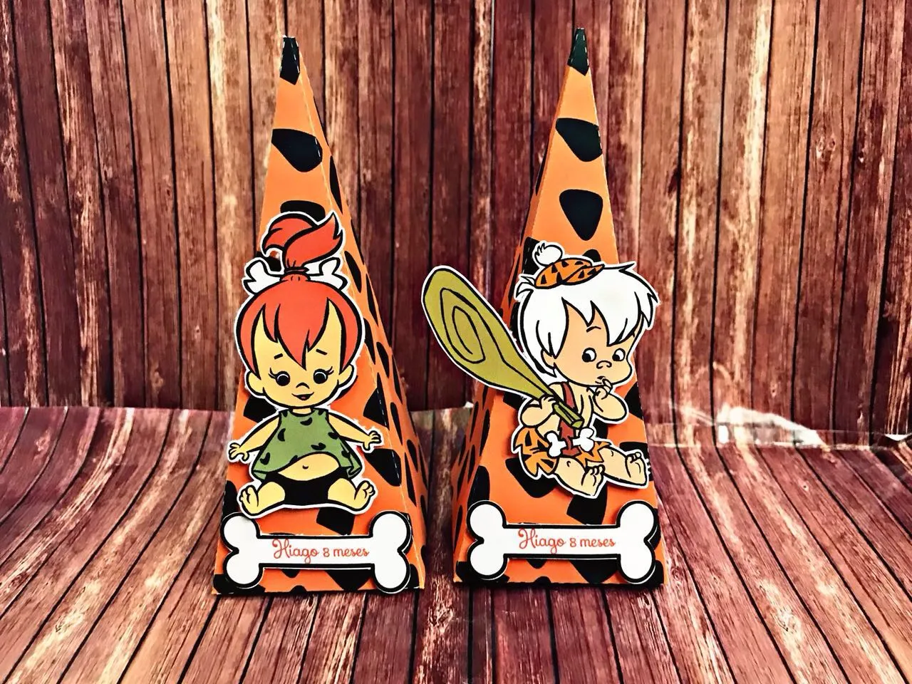 Topo de bolo em camadas com personagens do desenho Os Flintstones no formato Studio.