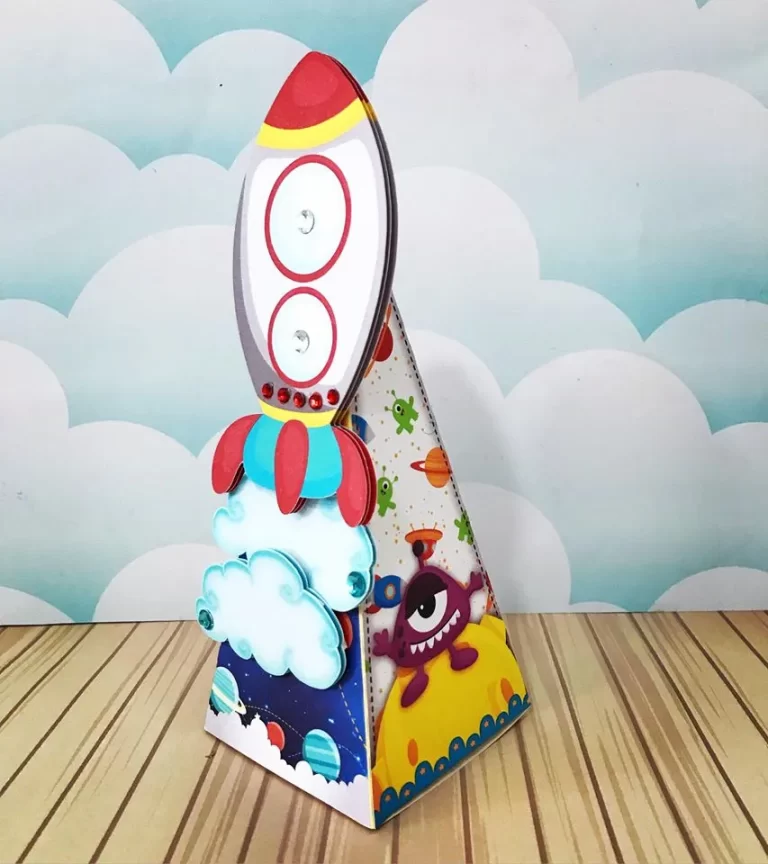 Topo de bolo para imprimir do tema Astronauta em formatos digitais Studio e PDF para festa de menino ou menina.