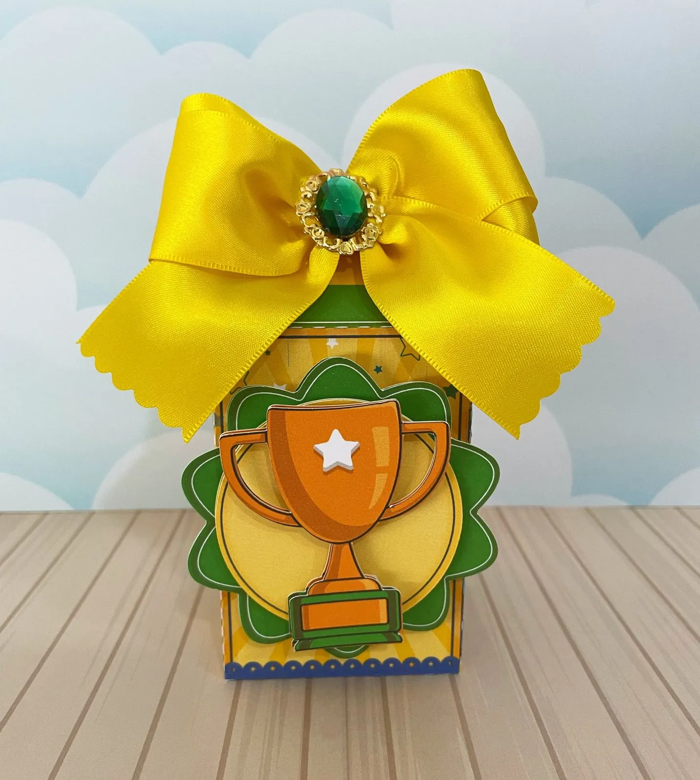 Caixas personalizadas e mimos verde e amarelo para recortar nos formatos Studio, PNG e PDF.