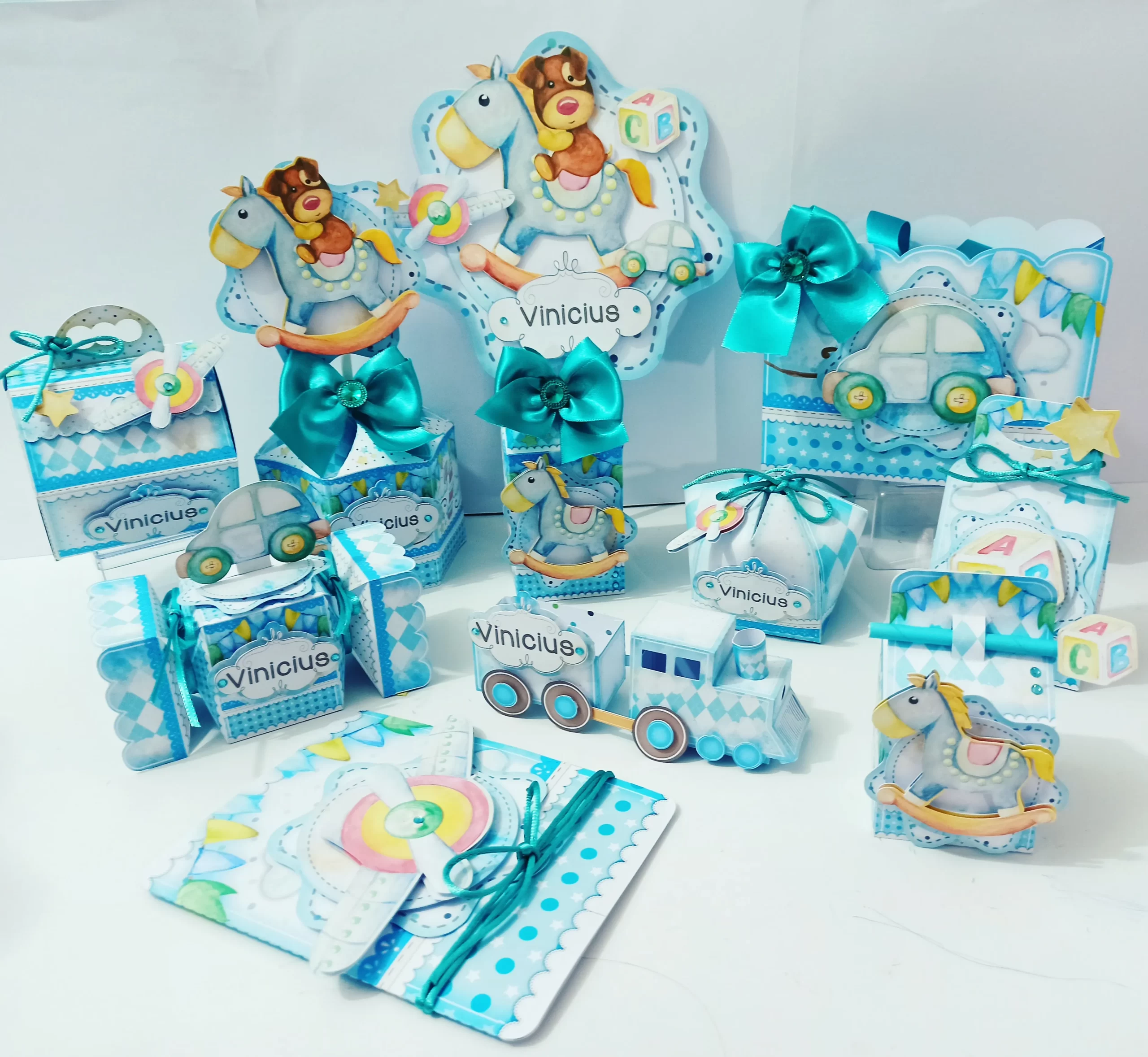 Moldes fáceis de caixas e embalagens decoradas de brinquedos nos formatos Silhouette Studio e PDF.