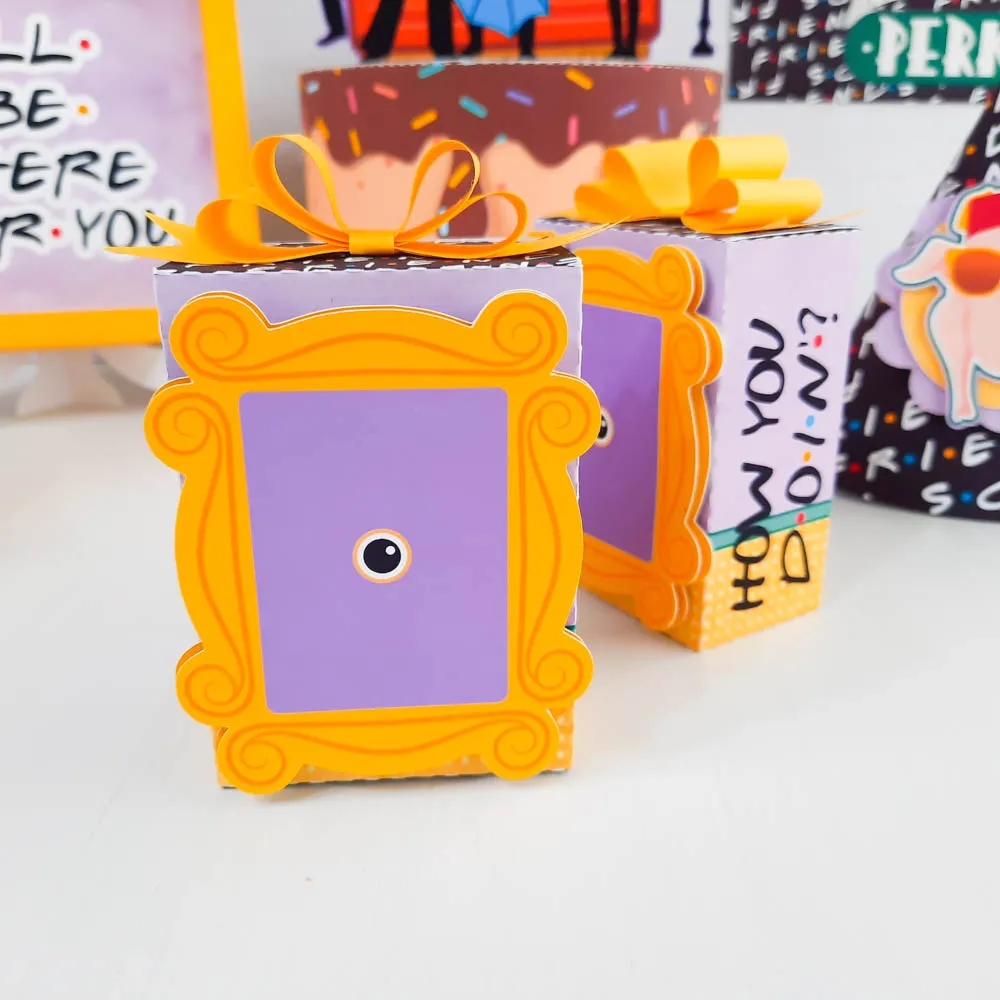 Itens personalizados para festa Friends em arquivo digital Studio e PDF.