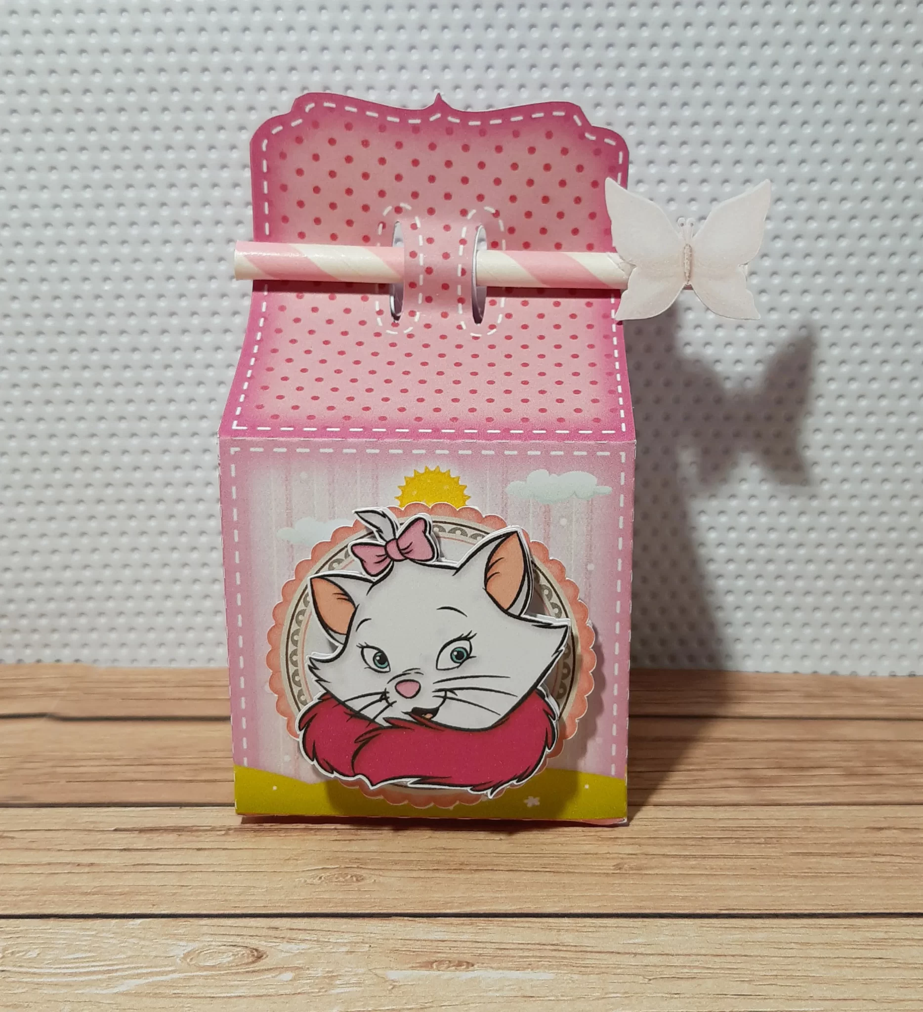 Topo de bolo para imprimir do tema Gatinha Marie com laço rosa em formatos digitais Studio e PDF.